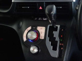 車内を快適に、オートエアコンを装備しています。