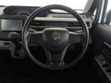 快適な操作性の運転席、ハンドルも綺麗に清掃済みです。もちろん安全を守るエアバッグも装備しているので安心してお乗りいただけます。