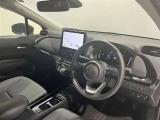 黒を基調とした内装で見晴らしのよい運転席。