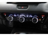 運転席と助手席の温度設定の変更が可能な左右独立タイプのデュアルエアコンです♪♪♪暑がりな人・寒がりな人も誰もが車内を快適にお過ごしいただけます♪♪♪