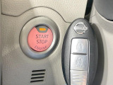 【インテリジェントキー】カバンやポケットに入れたままでもドアの施錠・解錠が可能なスマートキーを装備。エンジンのオン・オフ時もカギを取り出す必要が無いからとっても便利です♪