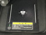 センターコンソールにはワイヤレス充電器を装備してます。Qi(チー)規格対応のスマートフォンなどを置くだけでワイヤレスで充電可能です。またスマートフォンの充電可能なUSB端子なども別途装備しています。
