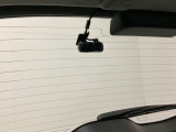 後方にもドライブレコーダーのカメラが付いています。前後両方でお車の周りを監視・記録いたします。