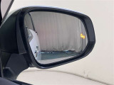 【ブラインドスポットモニター】隣の車線を走る車両をレーダーで検知し、ドライバーでは見えない四角に存在する車両を検知するとドアミラーに搭載されたインジケータが点灯します