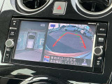 ルームミラーとナビ画面でクルマを上空から見下ろしているかのように、状況を把握できます。4つのビュー「トップ・フロント・サイド・バックビュー」を切り替えることで狭い場所でも周囲が映像で確認できます。