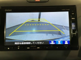 リバースギアに入れるだけで後方の表示へ切り替わります。夜間や雨の日の駐車も楽になりますよ。