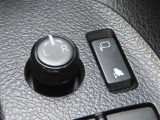 日本の駐車場は幅が広くないところが多くて、乗り降りが大変だったりしますよね。電動ミラーがあれば、室内でミラーをたためるので、駐車するときも便利ですね。