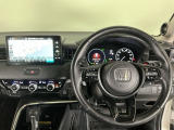 【ハンドル】運転にかかわる様々な操作を安全に行えるように視点移動が少なく操作性に配慮されたスイッチ類が凝縮されたコックピットです。