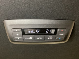 ルーフ中央にエアコン操作パネルがついていますので、2列目・3列目にお乗りの方も快適に過ごせます。