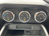 【オートエアコン】一度お好みの温度に設定すれば、車内の温度を検知し風量や温度を自動で調整。暑い&hellip;寒い&hellip;と何度もスイッチ操作をする必要はありません。快適な車内空間には必須の機能ですね♪