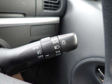 オートライト機能が装備されており暗い場所に入ると車両が検知しライトのON・OFFを自動的に切り替えてくれますので非常に便利な装備です♪