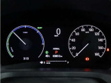 運転時の視界周辺の見やすい位置にメーターをレイアウト。視線の流れを断ち切らない、ストレスフリーで美しい運転動作を可能にします。またマルチインフォメーションディスプレイで、様々な情報が確認できます。