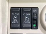 【両側パワースライドドア】スマートキーや運転席のスイッチで後席両側スライドドアの開閉が可能♪電動だから力を入れてドアを開ける必要が無く、小さなお子様でも簡単に開け閉めでき快適です♪