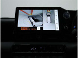 サイドクリアランスビュー表示中に、旋回時の運転操作に合わせて自動で車両を斜め後方から見たような映像を表示。