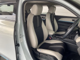 肘掛けとシートヒーター装備のフロントシートで長時間でも快適ドライブ!