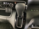 CVT車のセレクトレバーです。低速から高速まで、変速ショックのないスムーズな走りを実現するとともに、エンジン効率のよい領域を維持することで燃費にも貢献します。