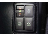ECOモードはエアコンの利きなどを抑え、低燃費で走れるようにサポートします。EVモードはモーターのみで動くので、夜間などの静かに走行したい時に便利です。(EVモードは一定速度を超えると解除されます)