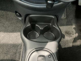 両席側前部にドリンクホルダーあります♪運転中でも手が届きやすい位置にあって使い易いです♪