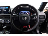 運転中もハンドルでの操作が可能です。特に高速道路等の目が離せない運転時には、便利さだけでなく、安全性も兼ね備えております。