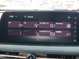【EV専用NissanConnectナビ】充電やエアコンのタイマー設定、充電スポットの検索などEV専用機能に加えて、新装備のHDMI端子によるエンターテイメントへの対応力の向上など、楽しさに満ちたEVライフを提供します。
