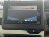 【リアカメラ】リバースに入れるだけで後方の映像が映ります。安全確認や、狭い駐車場での車庫入れ、雨の日や夜間など視界の悪い時に便利です。安全にバックする為には欠かせない装備です。