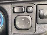 【電動格納ミラー】サイドミラーは電動格納式となっており、狭い駐車場でもキズがつくリスクを抑えられます。