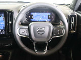 ステアリングはXC60などと同様の3本スポークですが、よりスポーティーなデザインとなっています ステアリングスイッチも充実しており、手を離すことなく機能を操作できます