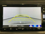【バックカメラ】運転が苦手な方も車庫入れラクラクです!ギアをリバースに入れれば自動的に切り換わりますので、面倒な操作は不要です♪狭い駐車場もお車を傷つけず安心ですね!