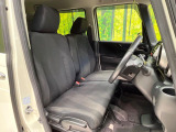 運転席まわりには十分なスペースがあり、大柄な方でもゆったり運転していただける環境です。