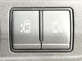 【両側パワースライドドア】スマートキーや運転席のスイッチで後席両側スライドドアの開閉が可能♪電動だから力を入れてドアを開ける必要が無く、小さなお子様でも簡単に開け閉めでき快適です♪