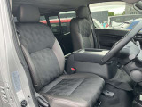 運転席は視認性や操作性を重視したつくりで、どなたでも扱いやすく快適にお乗りいただけます。清掃を行い、安心してご覧いただける状態で展示しております。