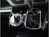 運転席側、助手席側それぞれで温度設定可能な「左右独立温度コントロール機能」付き【オートエアコン】です♪