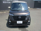 LEDヘッドライトは、本当に明るくて安全です。暗い夜道からお客様を守ってくれます。運転しやすいですし、黄色いハロゲンライトと見比べてください。