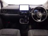 スタイリッシュなデザインのインパネ。各操作スイッチは使いやすい位置に配置されてます。