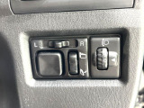 【電動格納ミラー】サイドミラーは電動格納式となっており、狭い駐車場でもキズがつくリスクを抑えられます。