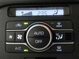 オートエアコンです。車内を設定温度に保ち、快適空間をキープします。