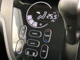 【オートエアコン】一度お好みの温度に設定すれば、車内の温度を検知し風量や温度を自動で調整。暑い&hellip;寒い&hellip;と何度もスイッチ操作をする必要はありません。快適な車内空間には必須の機能ですね♪