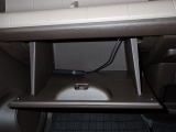 大型のグローBOXが装備されています。よく使うアイテムの収納に便利です、欲しい時にすぐに取り出せます♪