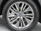 純正18インチアルミホイール。 タイヤサイズは225/55R18