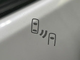 【ブラインドスポットモニター】走行中、ドアミラーの死角になりやすい箇所に後続車が接近するとサイドミラーのレンズに警告を表示!ドライバーに注意喚起をしてくれます。