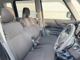 運転席まわりには十分なスペースがあり、大柄な方でもゆったり運転していただける環境です。