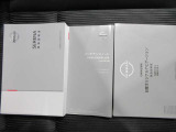 取扱い説明書 整備記録簿です前オ-ナ-の整備歴がわかるため無駄な部品。工賃が発生せず効率の良い整備が行えますまた丁寧に乗っていた証拠でもありますので車両状態の信頼性にもつながってまいります