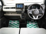 運転にかかわる様々な操作を安全に行えるように視点移動が少なく、操作性に配慮されたスイッチ類が凝縮されたコクピットです。