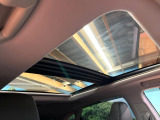 【大型サンルーフ】車内の解放感が一気に上がる大型のパノラマルーフ!季節を問わず開放的で快適なドライブをお楽しみいただけます。流通量も少なく希少価値の高い人気の装備です♪