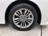純正のアルミホイール装着。サイズは225/65R17です