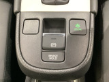 セレクトレバーの下に電子制御パーキングブレーキがあります。スイッチひとつで、停車した地点の傾斜などをシステムが検知・判断してブレーキ力を自動的に最適制御し、しっかり停車できるパーキングシステムです。