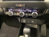 オートエアコンがついてますので、お好みの温度をセットするだけで風の強さや風量を自動で調整します。スイッチやダイヤル類も簡単操作で快適に過ごせます。
