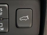 【パワーバックドア】スマートキーや運転席のボタンを押すだけでリアゲートが自動で開閉します!荷物を持っている時や、高い位置にあるバックドアを閉める際に便利な機能です♪
