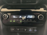 エアコンはオートエアコン付きになります。お好みの温度設定にすれば車内の温度を検知し自動で調整してくれます。暑い日は寒い日は特にオススメです♪
