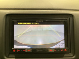 バックでの車庫入れも安心です! リアカメラが付いているバックモニター付のナビを装備しております。操作線もついており距離感も画面から確認できます。